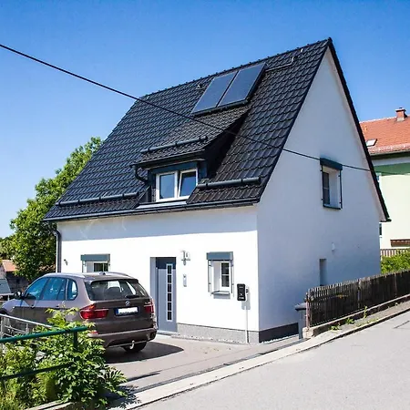 Holiday home Traumferienhaus Bergblick Mittelndorf, Bis Zu 8 Personen, Sauna, Grill