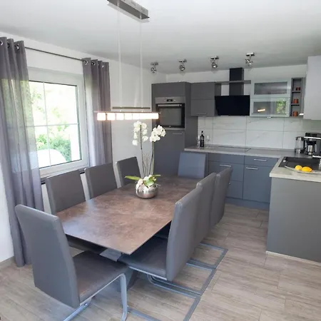 度假居 Traumferienhaus Bergblick Mittelndorf, Bis Zu 8 Personen, Sauna, Grill *
