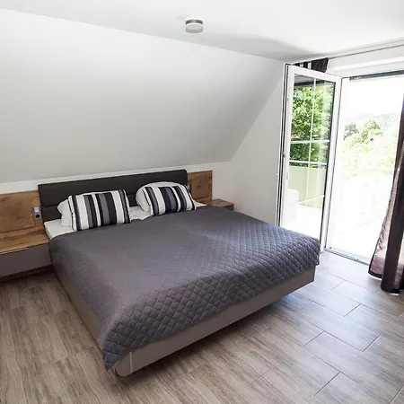 Holiday home Traumferienhaus Bergblick Mittelndorf, Bis Zu 8 Personen, Sauna, Grill